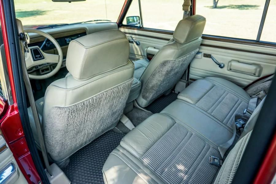Интерьер Jeep Grand Wagoneer Hellwagon 1989 года  (фото 11 из 21)